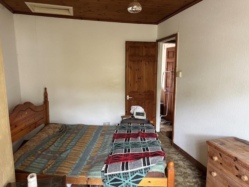Lot: 151 - FREEHOLD RESIDENTIAL ON HIGH STREET WITH OUTSIDE SPACE FOR REFURBISHMENT - 